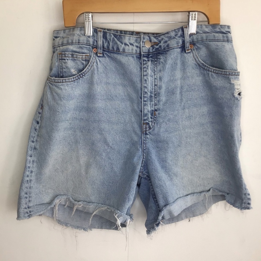 H&M distressed raw hem cutoff light-wash high rise cotton  mom jeans shorts   14